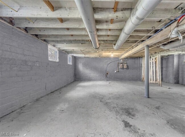 Building Photo - 3652 E 153rd St