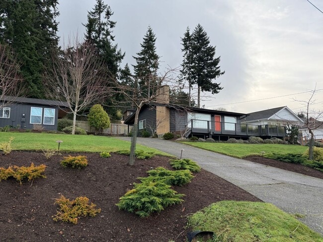 Building Photo - Rare Find with Main House and Fully Equipped ADU!