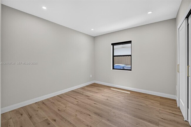 Building Photo - 1011 NW 30th Ct