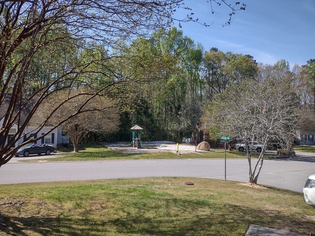 Building Photo - ****MOVE IN SPECIAL****Fabulous Upgraded Three Bedroom/Two Bath Townhome - Walking Distance to Le...