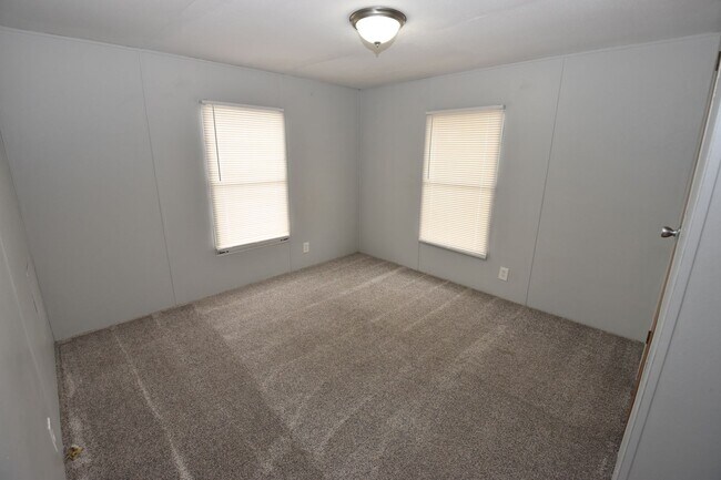 Building Photo - 2 Bedroom Waterfront Home in Riley Village