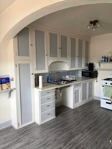 Kitchen (occupied) - 315 W Halliday St