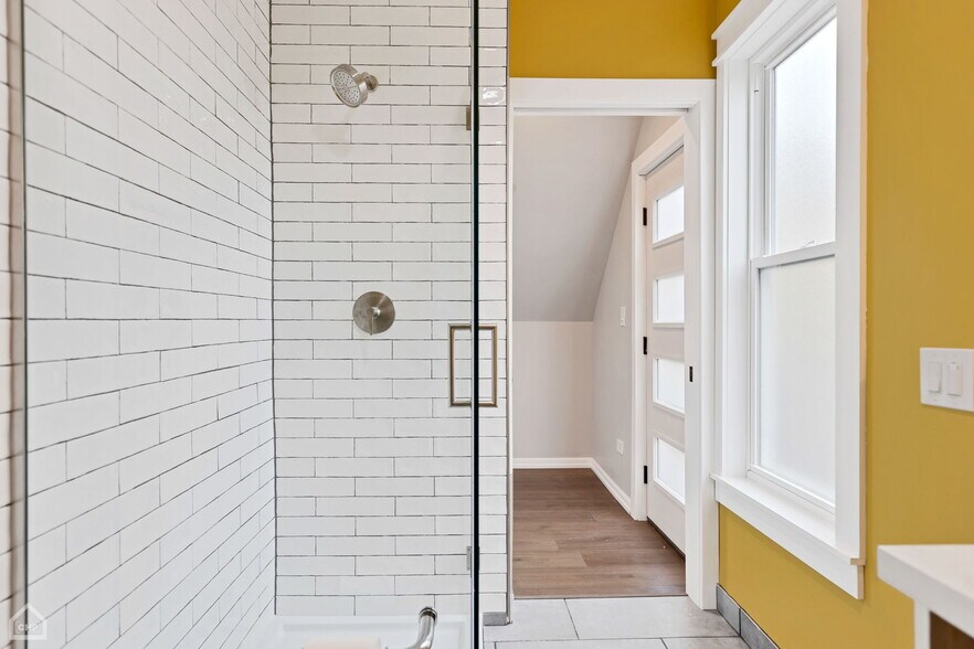 Building Photo - 2103 W Eastwood Ave