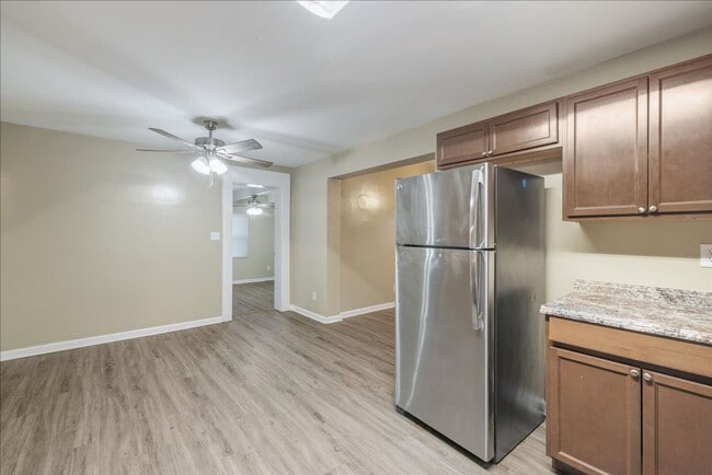 Building Photo - 207 Iris Cir