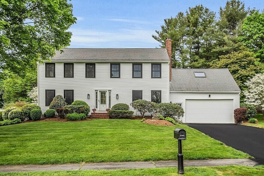 Primary Photo - 8 Lantern Ln