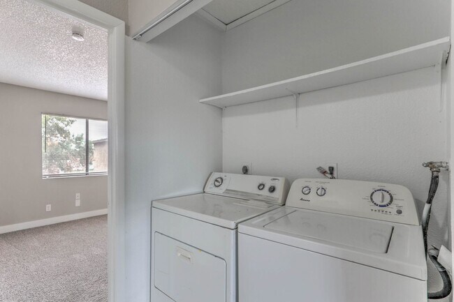 Building Photo - 4571 Carriage Park Dr