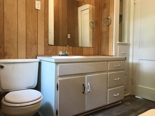 Building Photo - AVAILABLE NOW!