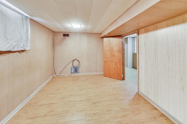 Building Photo - 6210 N Harding Ave