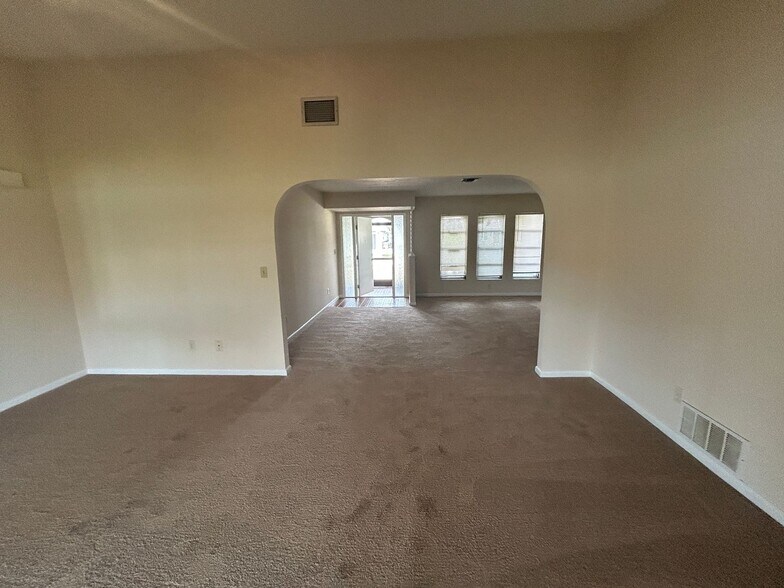 Building Photo - Freshly painted interior and new carpet in living room spacious home off Country Club Blvd