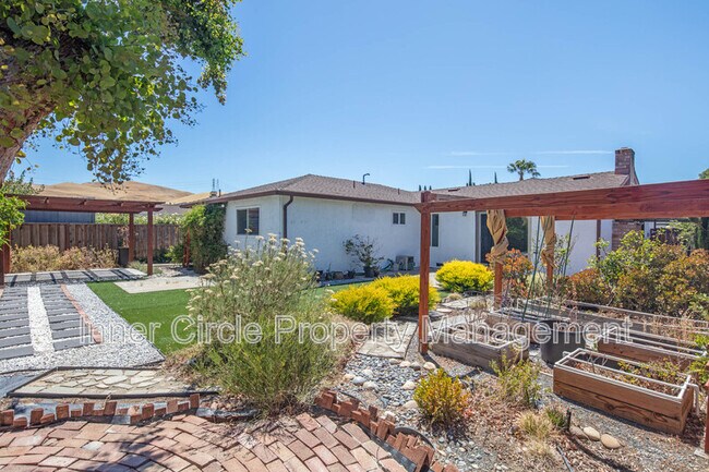 Building Photo - 2225 Mt Whitney Dr