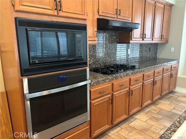 Building Photo - 20 Berlamo