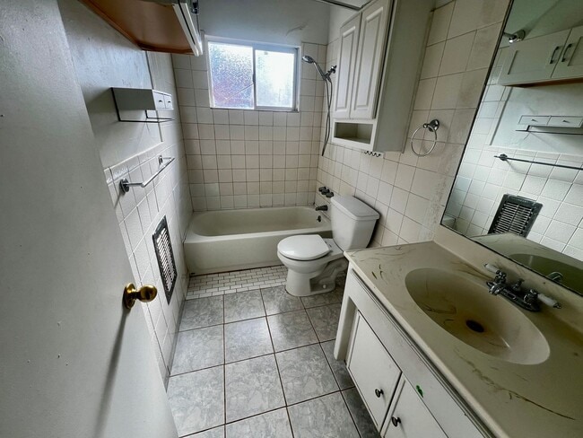 Building Photo - 2 Bedroom 1 Bath - Clean and Close To 29 Palms Marine Base