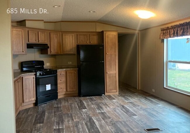 Building Photo - 685 W Mills Dr