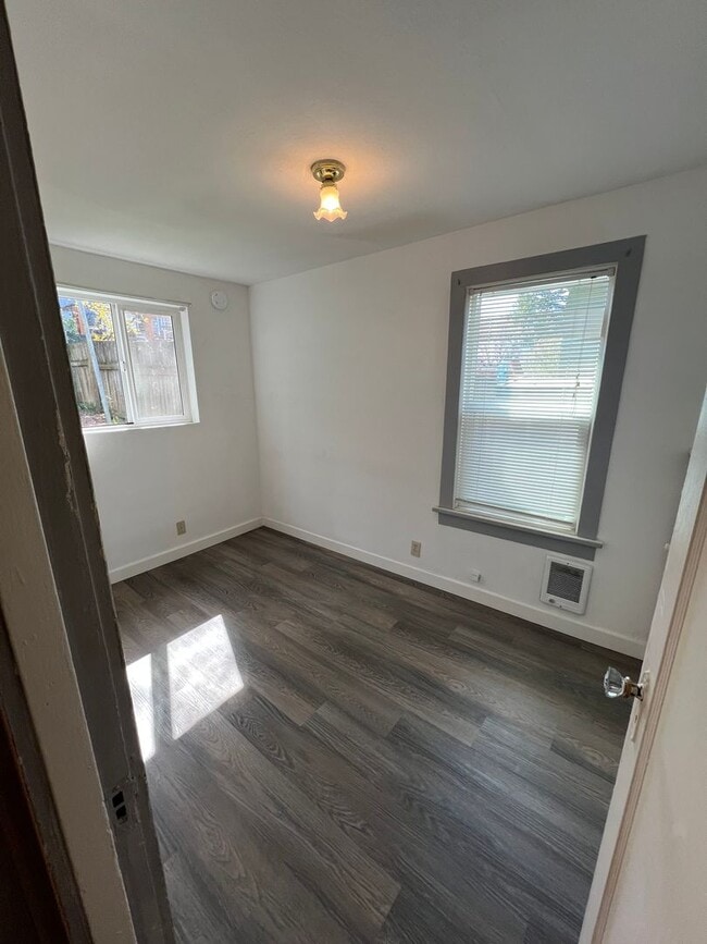 Building Photo - 1919 Duplex