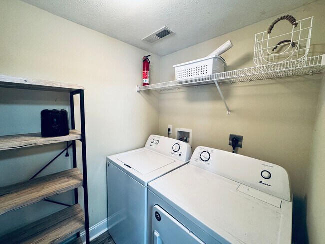 Building Photo - Sterling Park Townhome