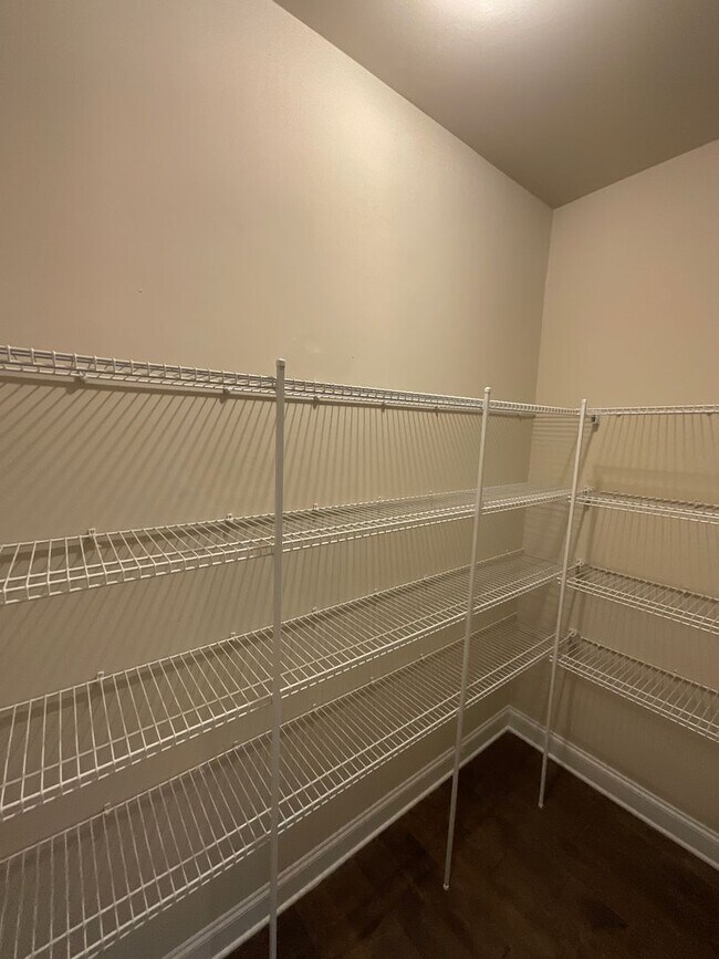 Building Photo - 688 Tree Top Trl