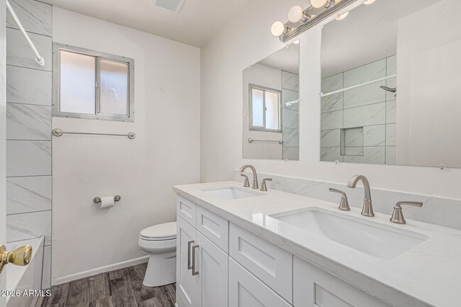 Building Photo - 1213 E Riviera Dr