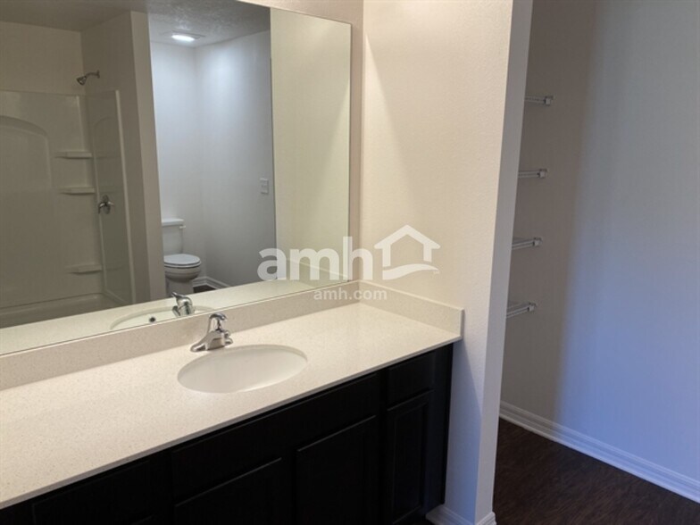Building Photo - 1122 Brenton Leaf Dr