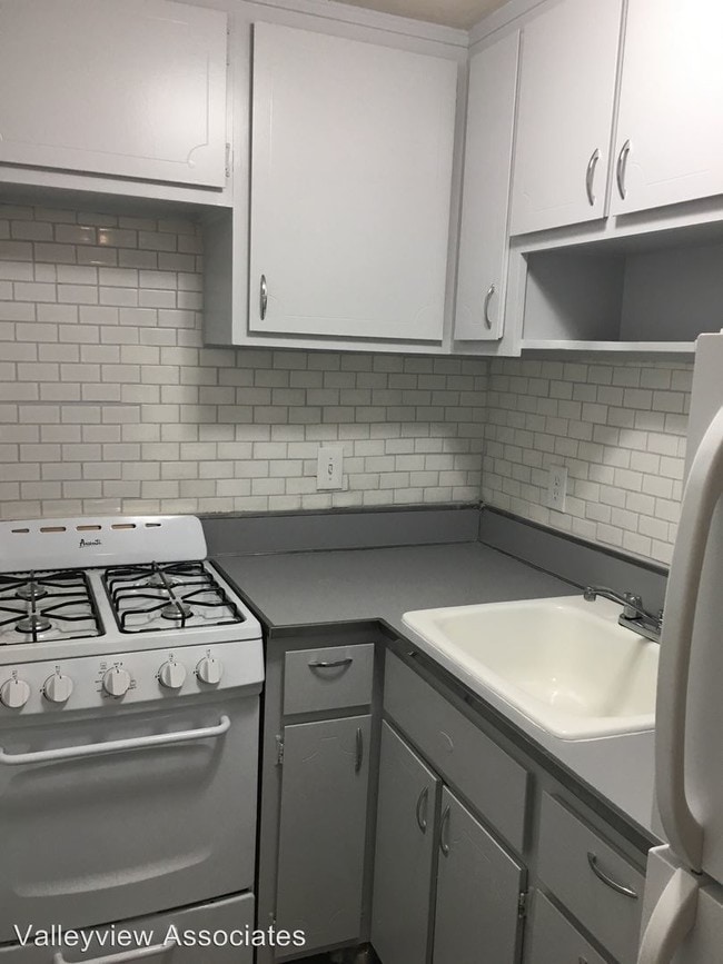 Building Photo - 15 W Funston Ave