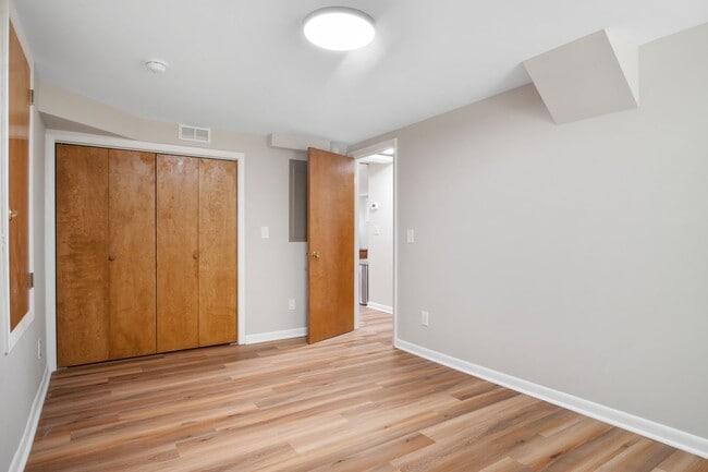 Building Photo - 5 Bed/4.5 Bath Undergrads OK Close to VT