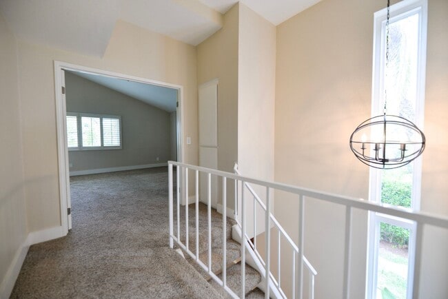 Building Photo - Fully Remodeled unit in the beautiful gate...