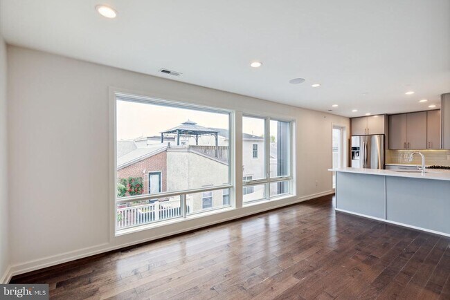 Building Photo - 708 S Sartain St
