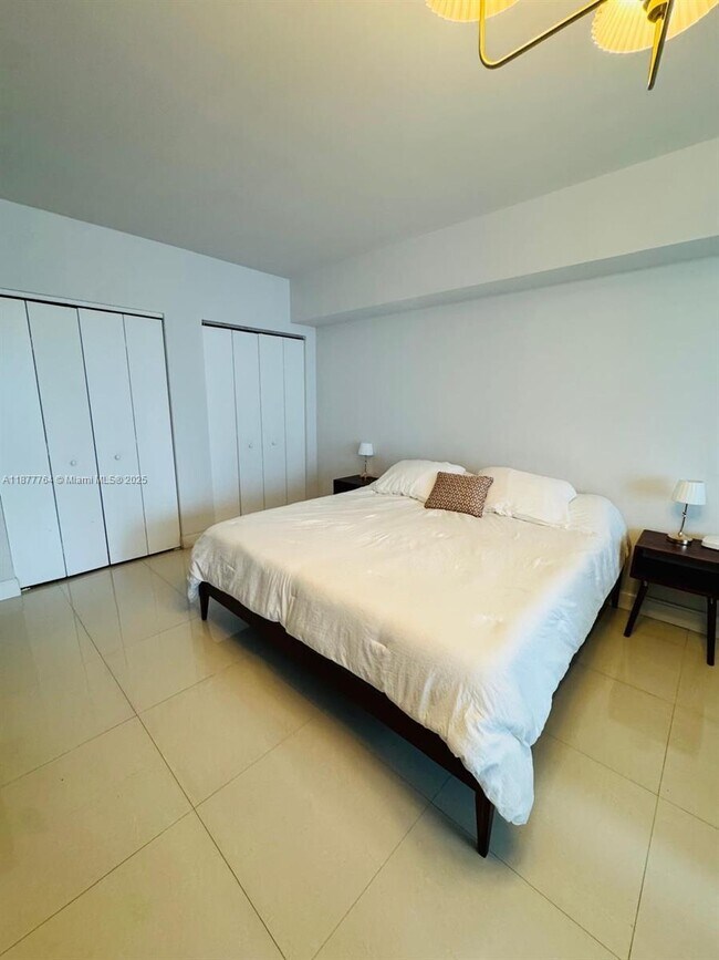 Building Photo - 475 Brickell Ave