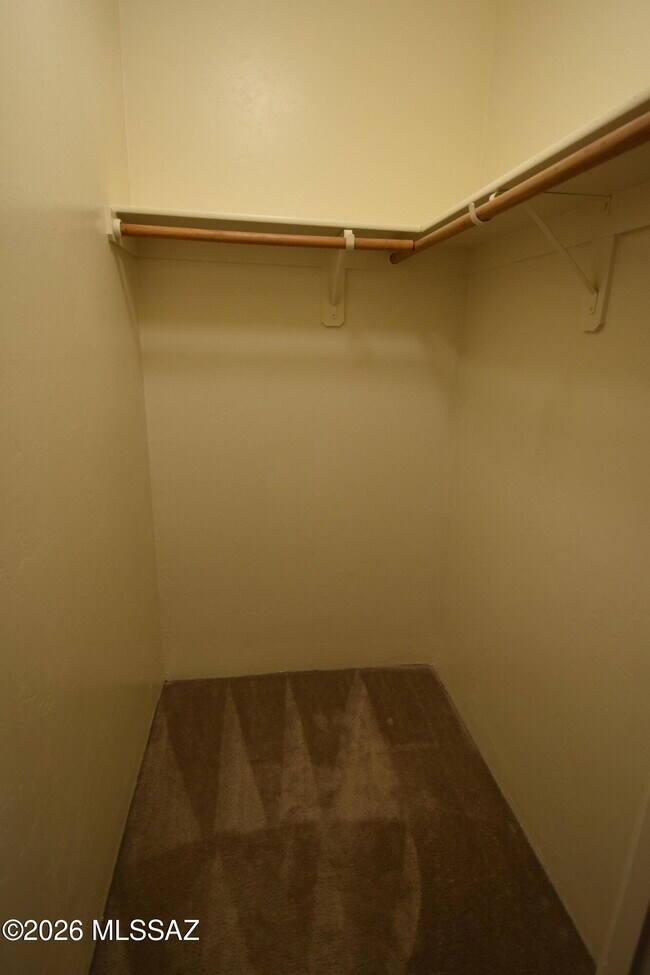 Building Photo - 334 E Cedarvale Rd