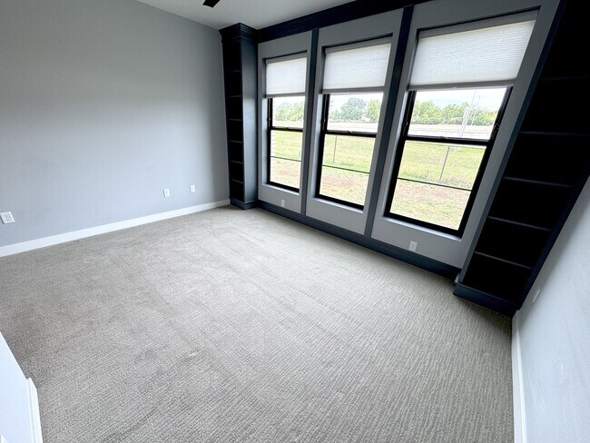 Building Photo - 1371 Keosauqua Way