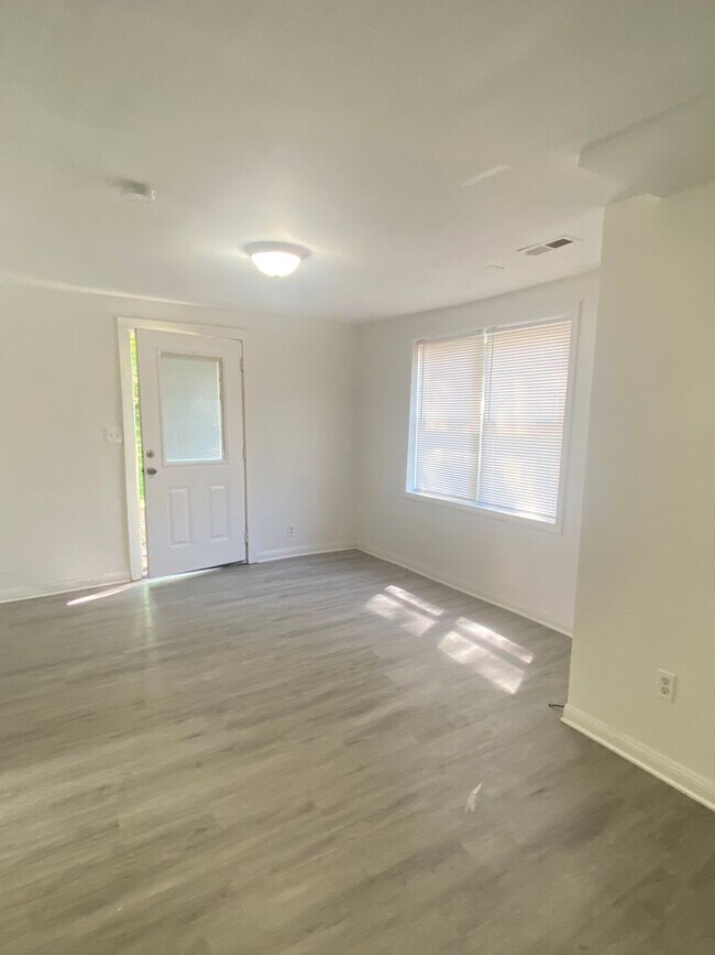 Building Photo - South Asheville Apartment. 1 Bedroom/1 Bat...