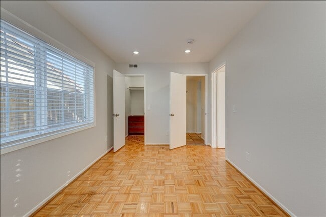 Building Photo - 407 Village Center Dr