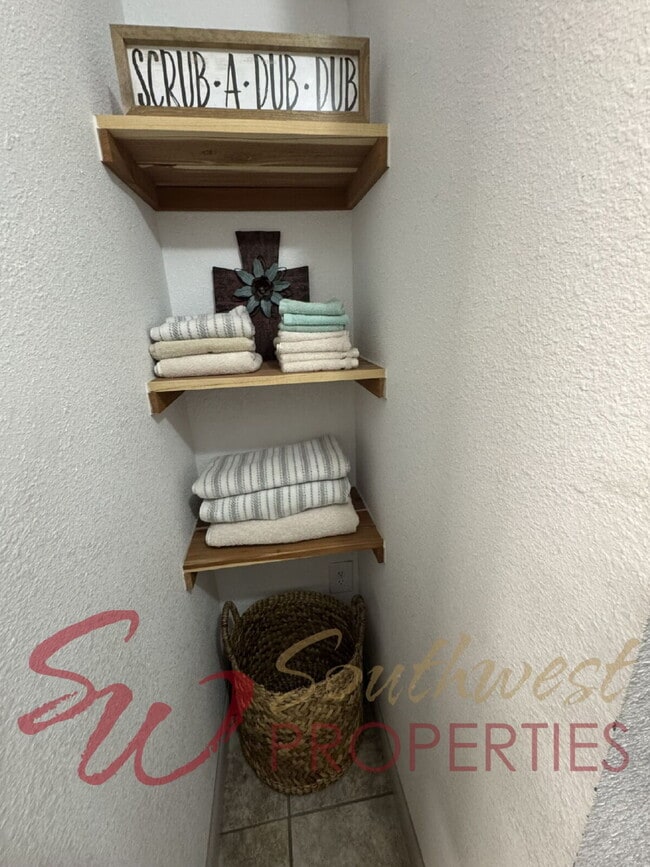 Building Photo - 2 bedroom 2 bath on a 12 acre paradise!