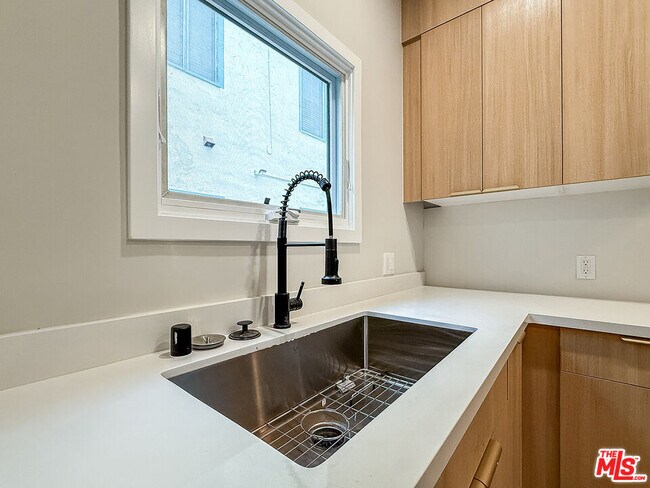 Building Photo - 150 N Arnaz Dr