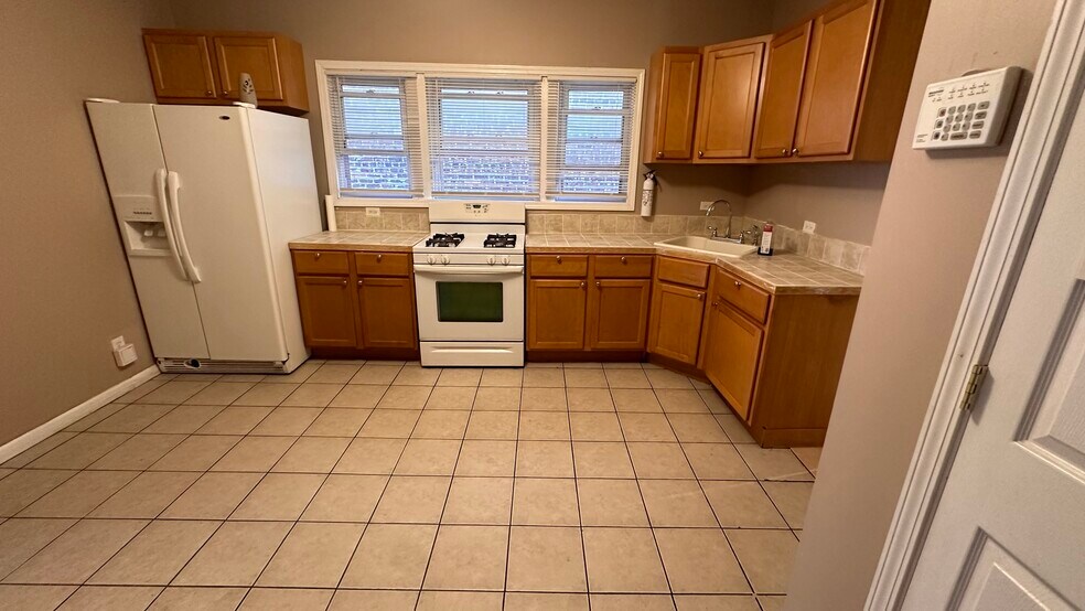 Building Photo - 7948 S Drexel Ave