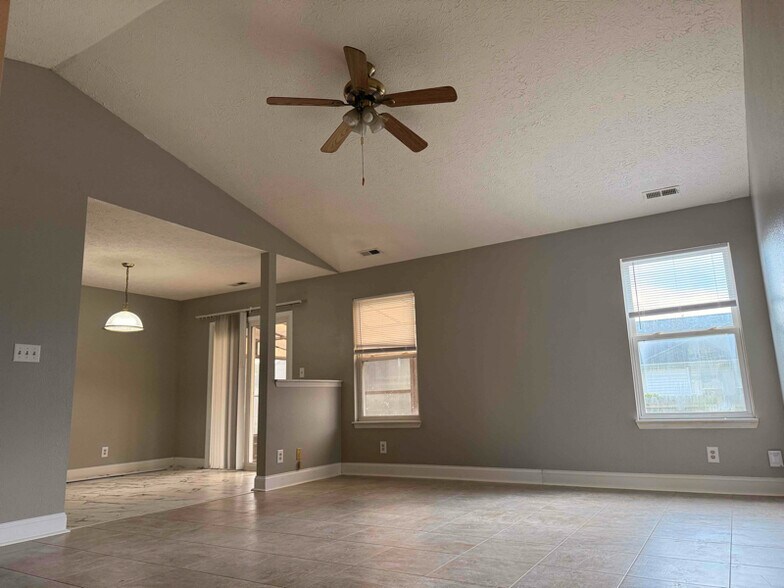 Building Photo - 1327 Roundtable Dr