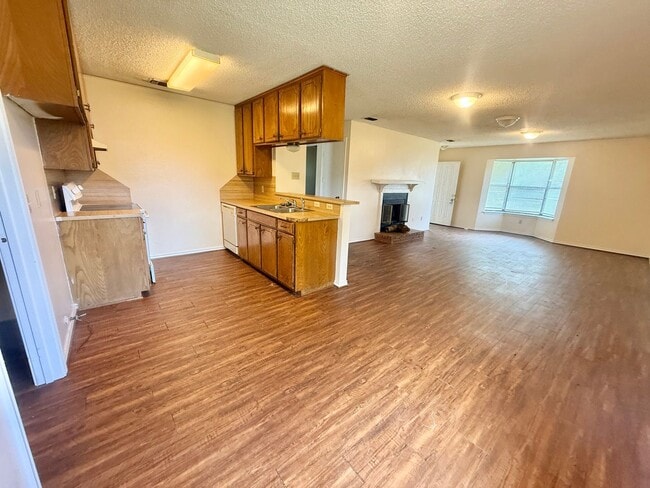 Building Photo - 2-bed/1-bath in Flint!