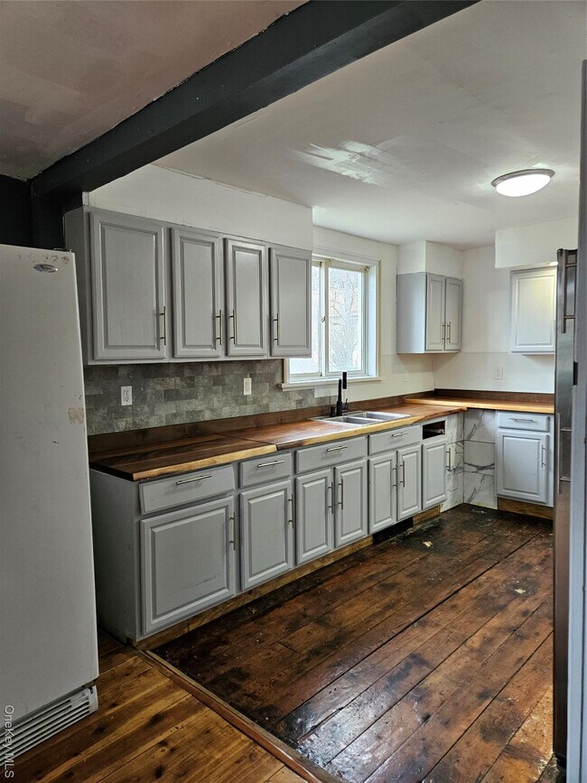 Building Photo - 42 Barcelow St