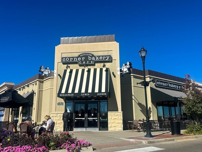 Building Photo - Move-in Incentive! End-Unit Condo in South...