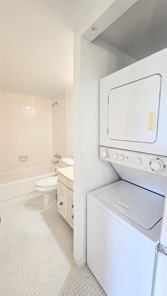 Building Photo - 8401 W Sample Rd