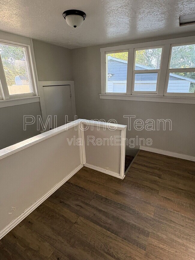 Building Photo - 526 6th St
