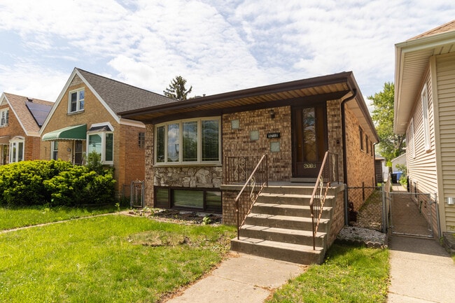 Building Photo - 5712 N Avondale Ave