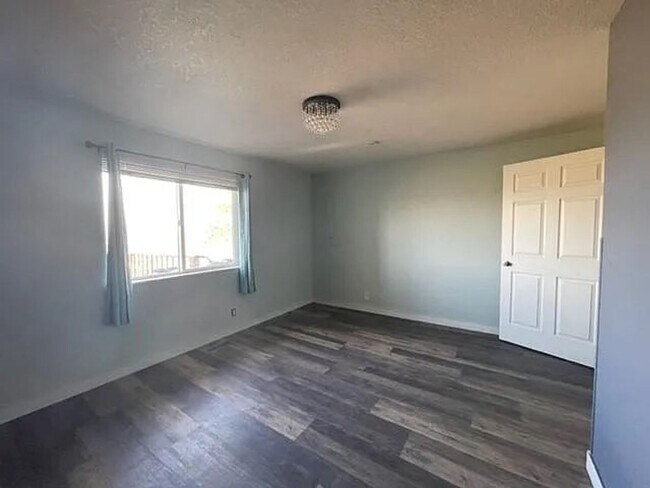 Building Photo - Beautiful country living!