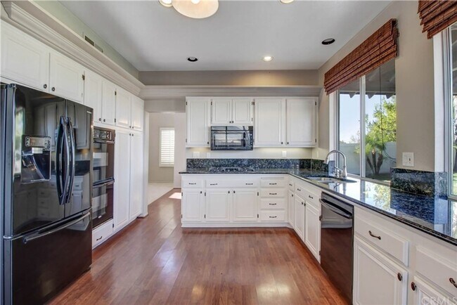 Building Photo - View Home 3 Bedrooms Plus