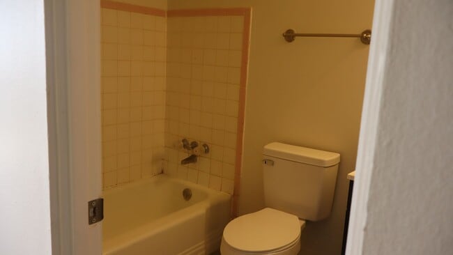 Building Photo - Cute House in Town