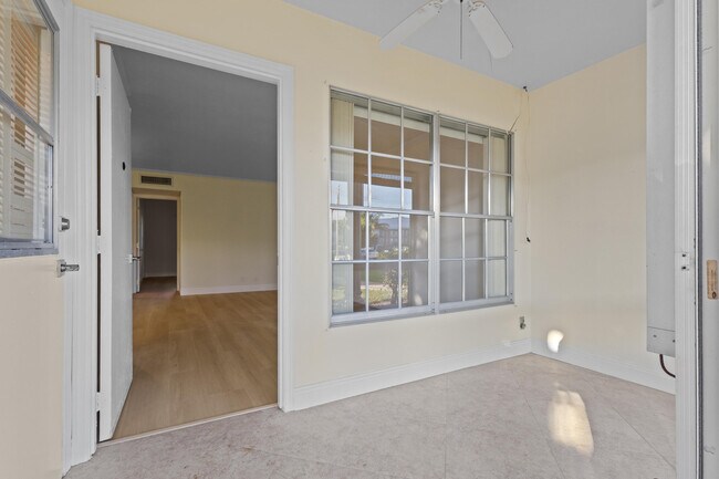 Building Photo - 1965 SE 5th Ct