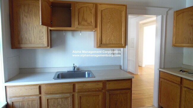 Building Photo - 90 Maple St