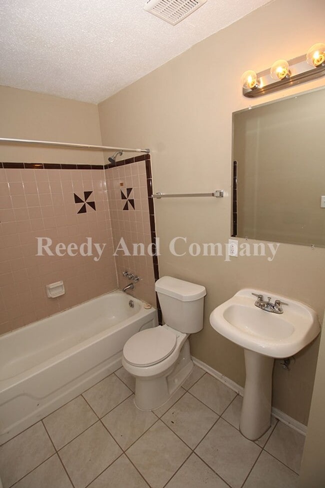 Building Photo - 3879 Briar Pl