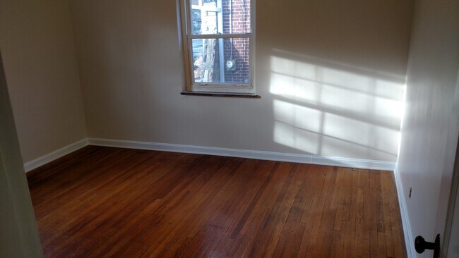 Building Photo - 3122 Coral Park Dr