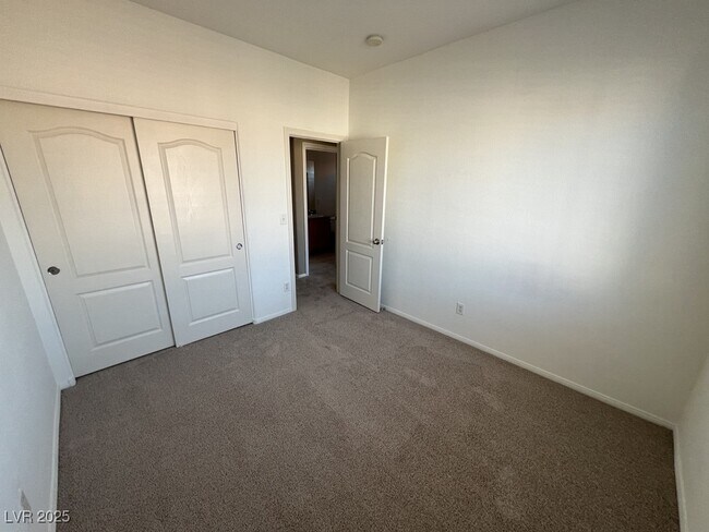 Building Photo - 733 Easter Lily Pl