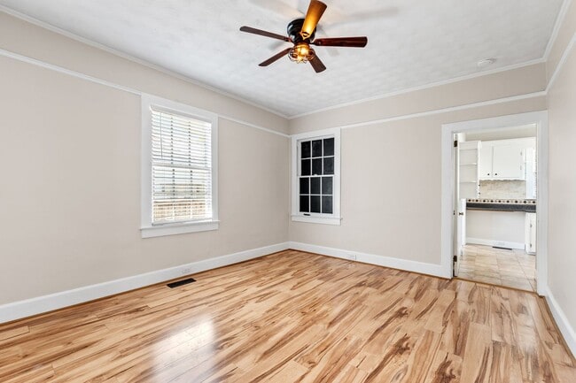 Building Photo - ELECTRICITY INCLUDED on this Renovated 2 B...